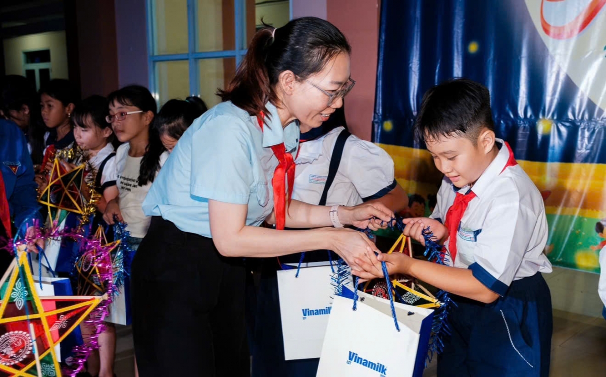 Tại chương trình “Ánh trăng hòa bình” ở xã Kim Long (thành phố Hồ Chí Minh), những món quà dinh dưỡng của Vinamilk được trao đến các em nhỏ với rất nhiều yêu thương.