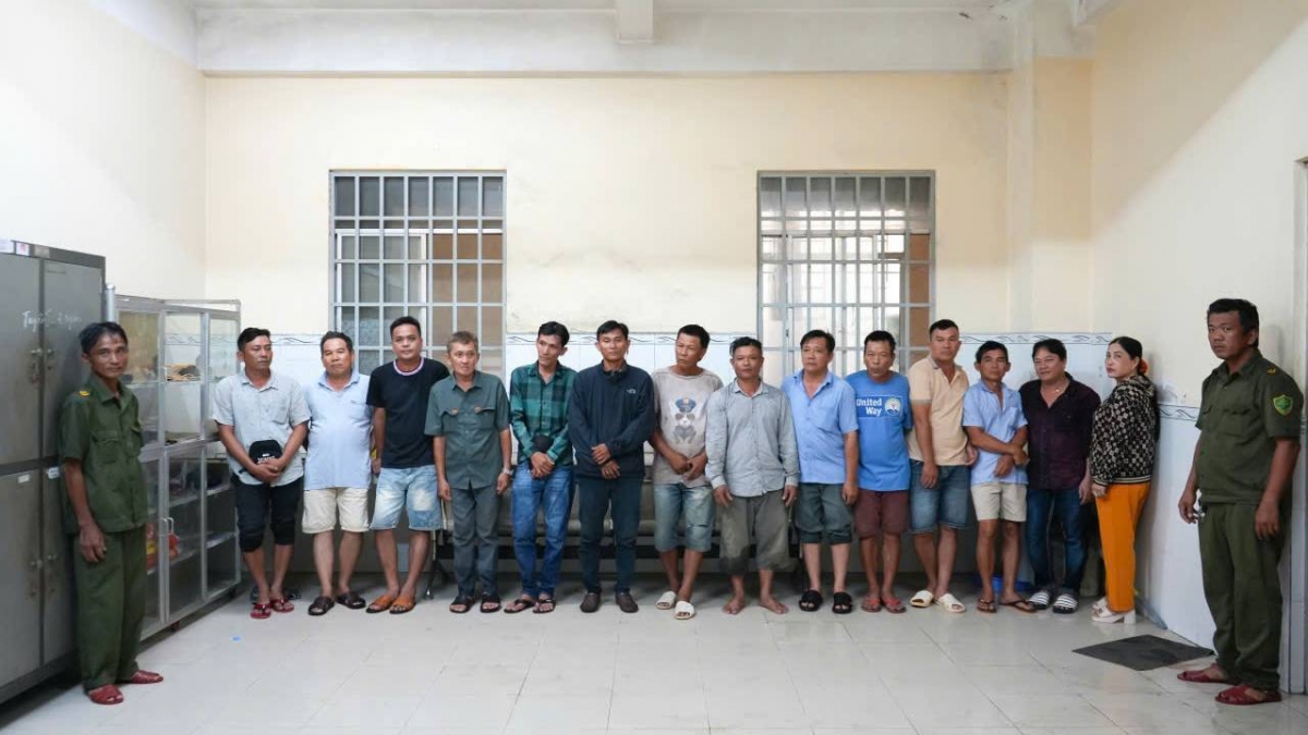 14 đối tượng tham gia đánh bạc dưới hình thức đá gà ăn thua bằng tiền qua mạng trực tuyến.