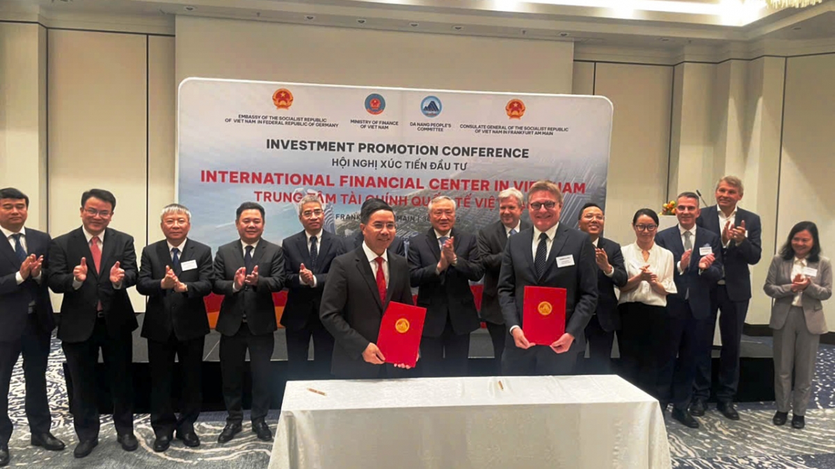 Phó Thủ tướng thường trực Nguyễn Hòa Bình chứng kiến lễ ký kết Bản ghi nhớ hợp tác về Trung tâm tài chính giữa UBND TP Đà Nẵng với tổ chức Frankfurt Main Finance.