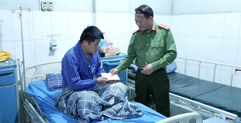 Đại tá Triệu Tuấn Hải, Phó Giám đốc Công an tỉnh Lạng Sơn biểu dương tinh thần dũng cảm, không ngại nguy hiểm để bảo vệ người dân của đồng chí Linh Văn Hưng và tập thể Công an xã Chi Lăng (nguồn công an tỉnh Lạng Sơn cung cấp)