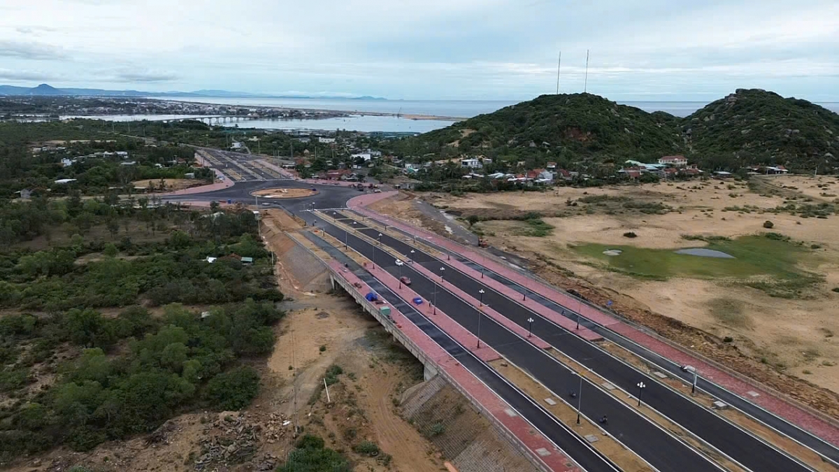 Khu kinh tế Nam Phú Yên đang đẩy nhanh tiến độ thi công để đón các nhà đầu tư lớn.