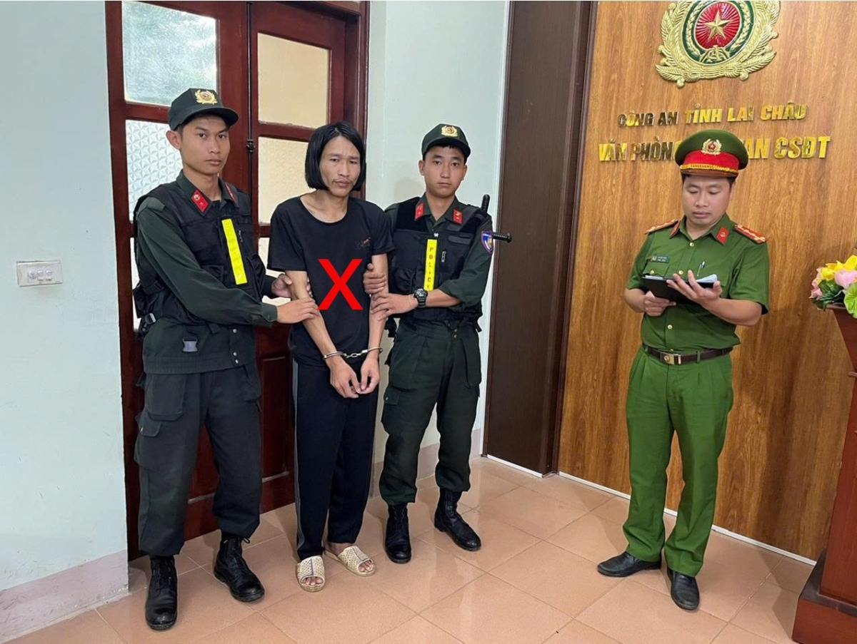 Cơ quan CSĐT thi hành lệnh bắt bị can để tạm giam đối với Lò Văn Khiêm. Ảnh: CACC