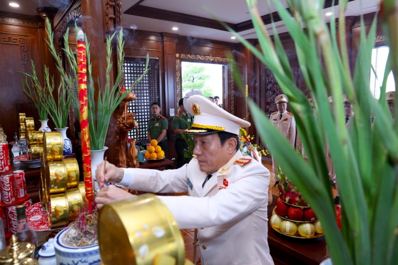 Bộ trưởng Lương Tam Quang Bộ Công an dâng hương tưởng niệm Chủ tịch Hồ Chí Minh