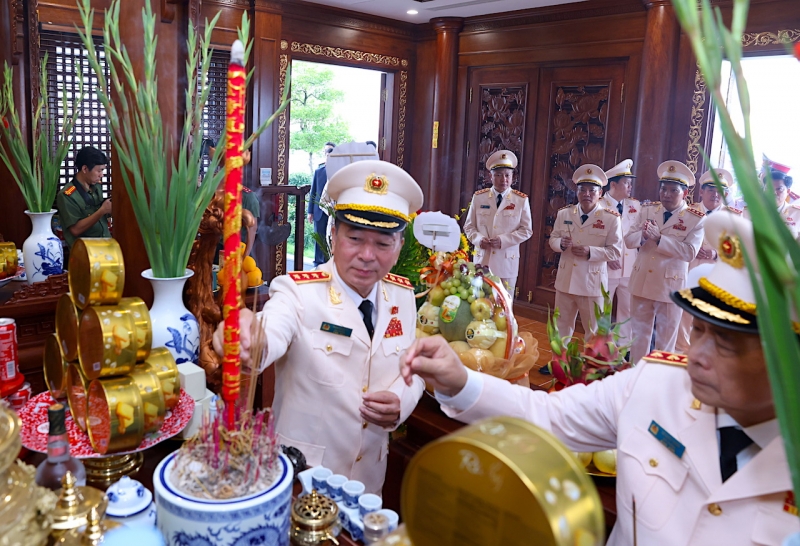 Các Thứ trưởng Bộ Công an dâng hương tưởng niệm Chủ tịch Hồ Chí Minh