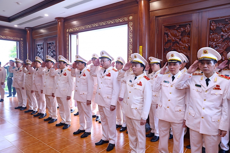 Đoàn đại biểu Đảng uỷ Công an Trung ương dâng hương tưởng niệm Chủ tịch Hồ Chí Minh