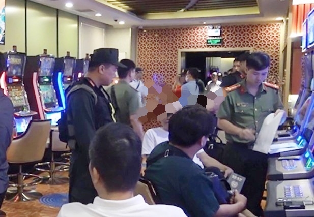Lực lượng chức năng đột kích "ổ đánh bạc" tại khách sạn Pullman. 
