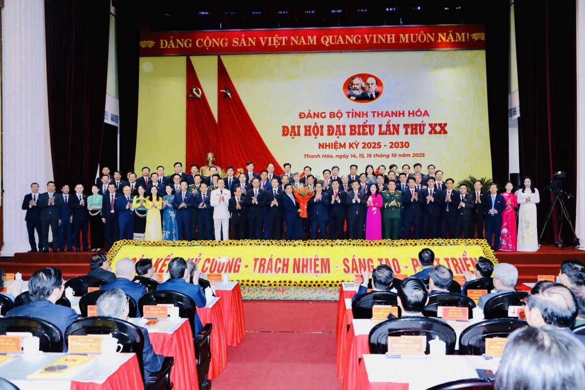 Thủ tướng Phạm Minh Chính tặng hoa chúc mừng Ban Chấp hành Đảng bộ tỉnh Thanh Hóa khóa XX