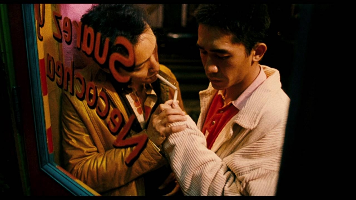 Ánh sáng xuyên qua cửa sổ mờ – ranh giới giữa thực và mộng, giữa tình yêu có thật và điều không thể. (Ảnh: Jet Tone Films)