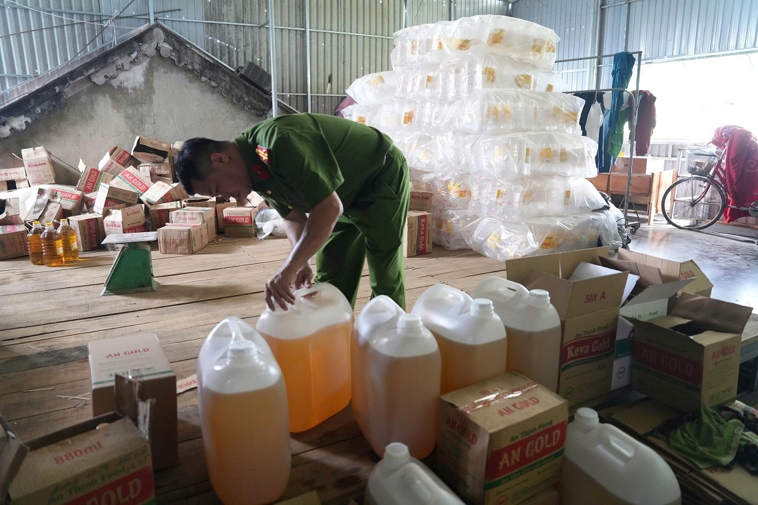 Lực lượng chức năng phát hiện số lượng lớn dầu ăn giả