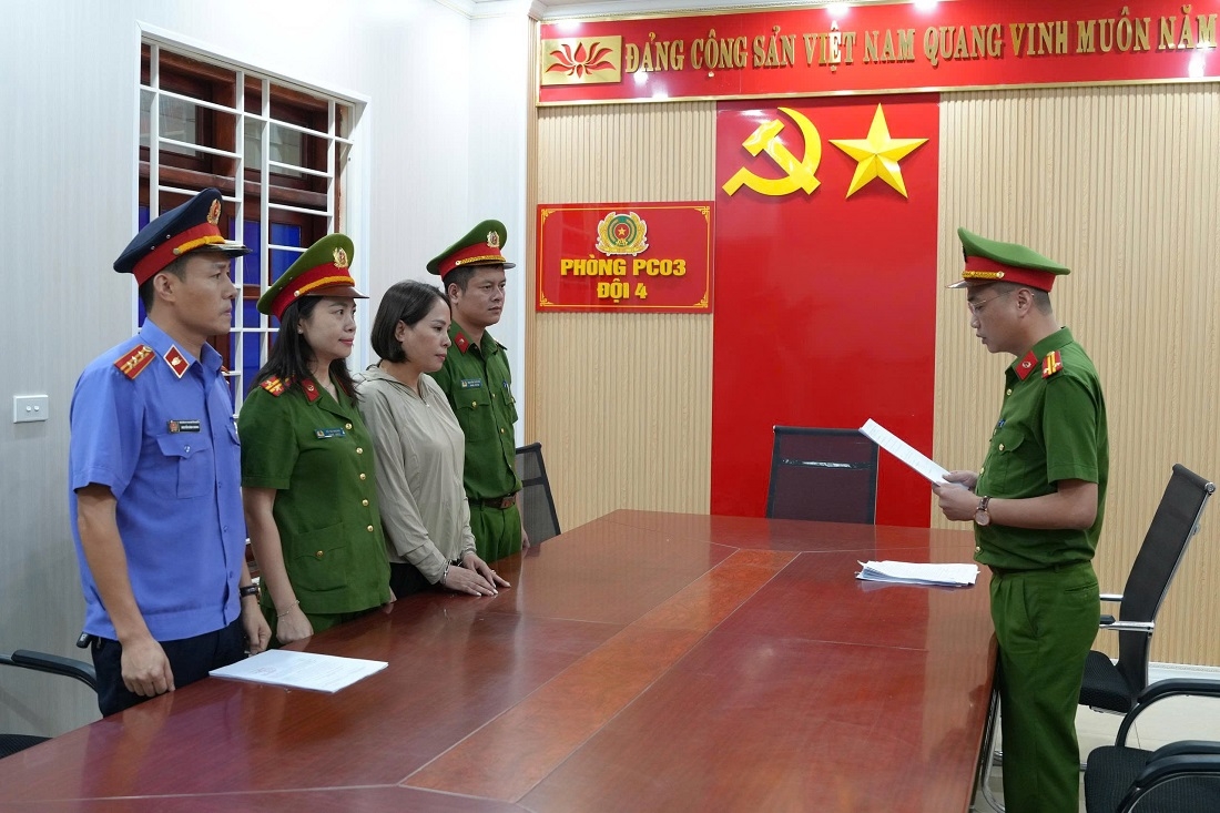 Công an tỉnh Nghệ An đọc lệnh khởi tố vụ án, khởi tố bị can và bắt tạm giam đối với Phan Thị Mai. Ảnh: Phạm Thủy.