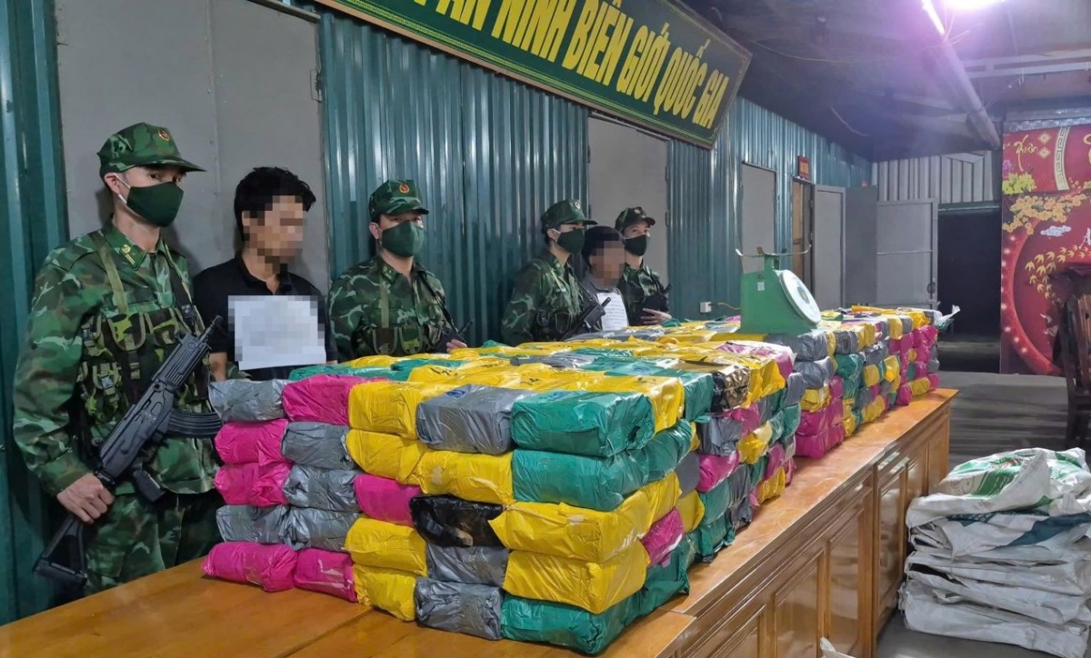 Các đối tượng cùng tang vật vụ án