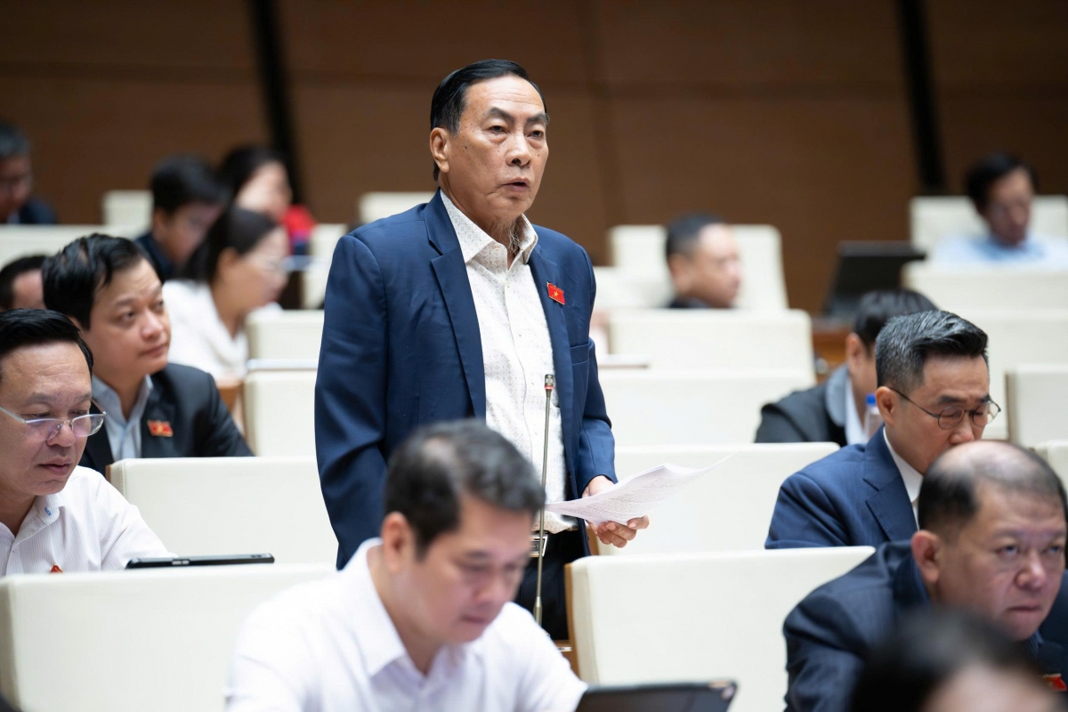 Đại biểu Phạm Văn Hòa (Đoàn Đồng Tháp) đặt câu hỏi, ĐBQH thành lập chương trình giám có quyền được mời các ngành để tham gia giám sát với mình hay không? Ảnh Quốc hội