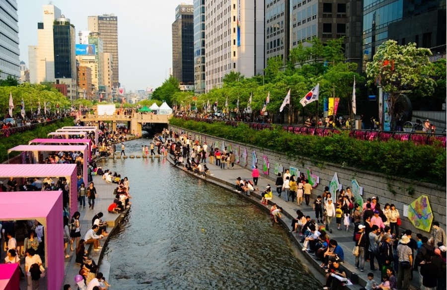 Mô hình Công viên Cheonggyecheon tại Seoul, Hàn Quốc - một điển hình thành công trong việc kết hợp trũng tự nhiên, hồ chứa tạm và hệ thống thoát nước đô thị để giảm ngập và điều tiết dòng chảy tại khu vực đông dân cư.