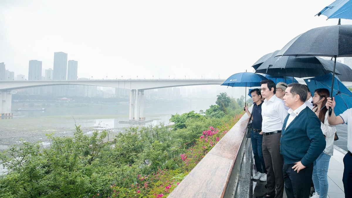 Tập đoàn Đèo Cả khảo sát thực tế về quy hoạch đô thị, kết nối giao thông và mô hình điều tiết lũ tại các nước đã triển khai thành công như Trung Quốc.