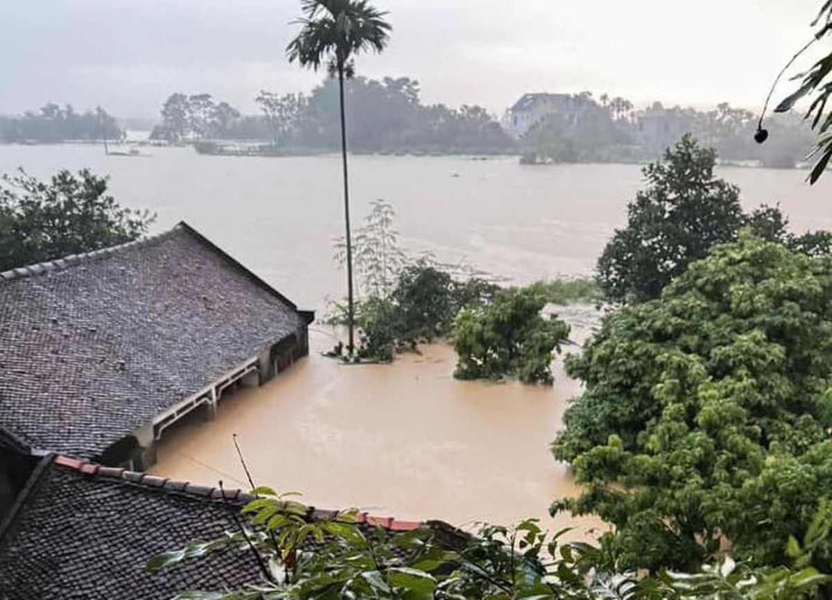 Một nhà dân bị nước ngập sâu ở xã Tiên Lục.