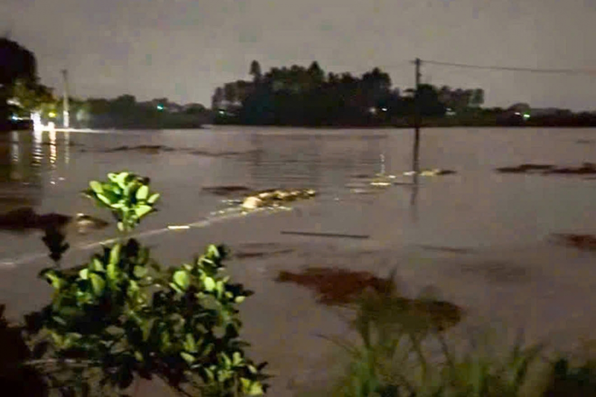 Một đoạn đê bối ở Tiên Lục, Bắc Ninh bị tràn nước khiến đồng ruộng bị ngập