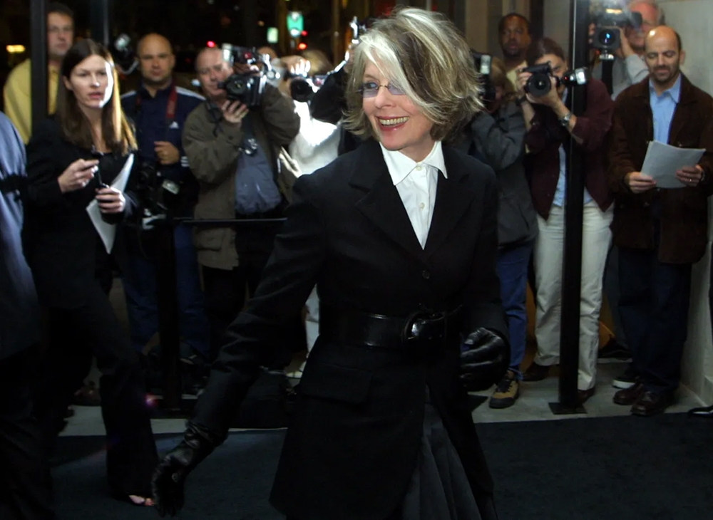 08: Diane Keaton đến dự bữa tiệc do Tom Ford, Giám đốc sáng tạo của Gucci tổ chức để ra mắt cuốn sách “The Photographs of Ron Galella” tại Gucci ở Beverly Hills, California, vào ngày 20/3/2002. (Ảnh: J. Emilio Flores/Getty Images)