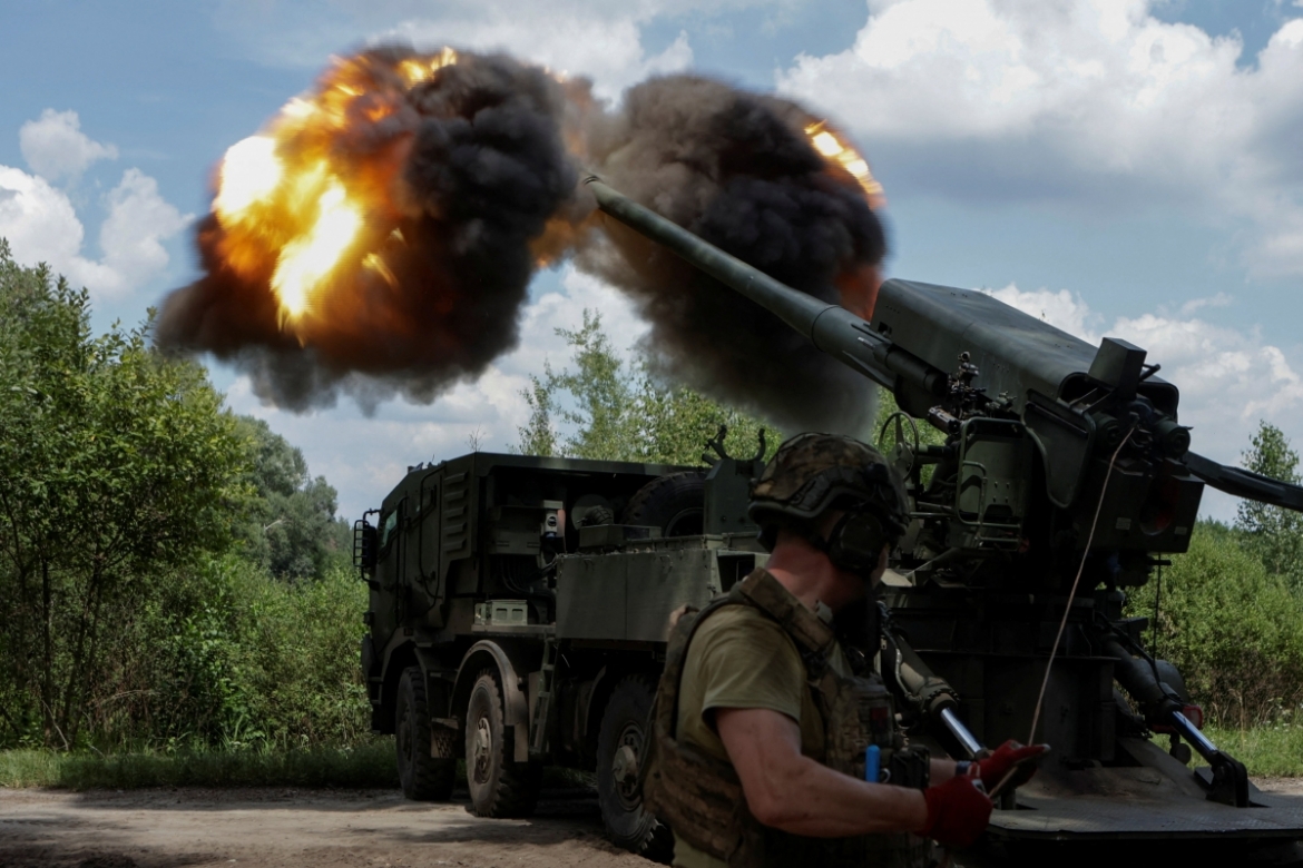 Ukraine khai hỏa lựu pháo tự hành về phía quân đội Nga trên tiền tuyến gần Kharkov. Ảnh: Reuters