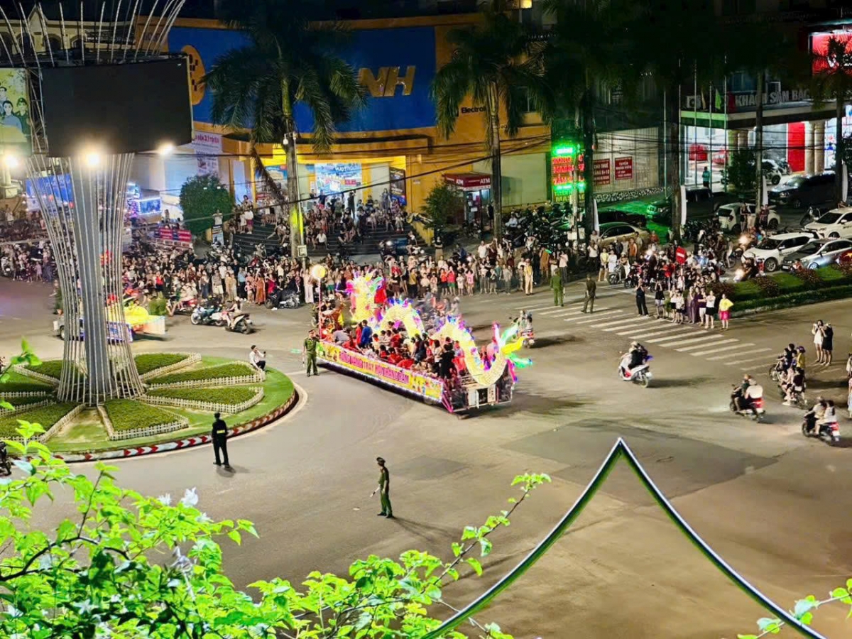 hông khí lễ hội trở nên sôi động khi các mô hình diễu qua các tuyến phố