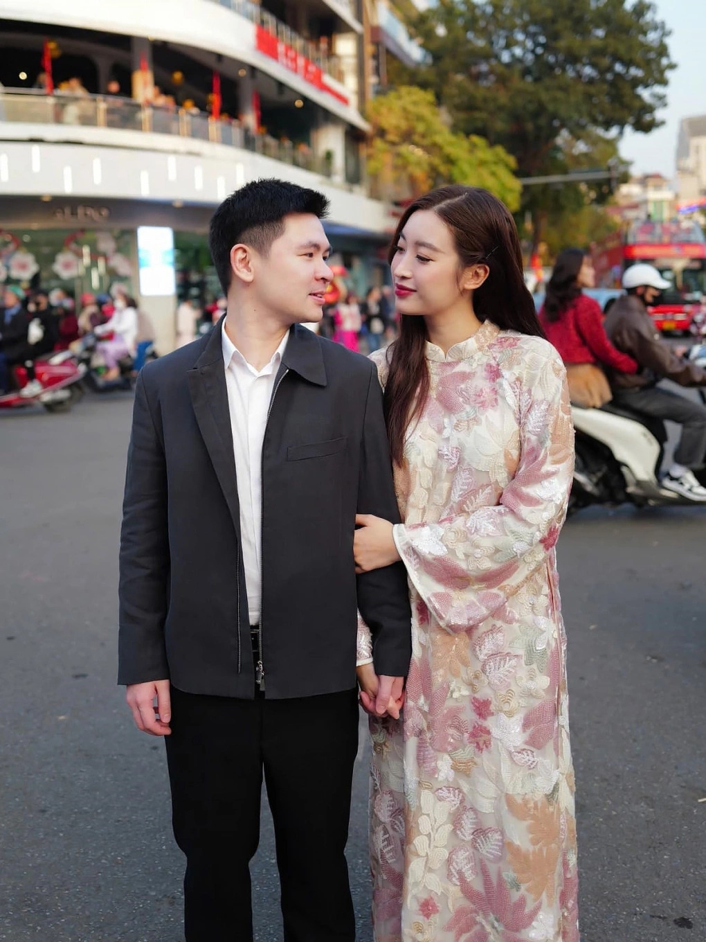 Hoa hậu Đỗ Mỹ Linh ngỡ ngàng khi đọc lời chúc sinh nhật ngọt ngào từ ông xã Đỗ Vinh Quang, bởi trước đây anh thường kiệm lời hơn hẳn. Trên tấm thiệp kèm bó hoa gam hồng chủ đạo, doanh nhân Đỗ Vinh Quang nhắn nhủ nửa kia: "Chúc mừng sinh nhật mẹ Linh. Chúc em luôn vui, luôn cười và yêu anh nhiều hơn mỗi ngày nha. Anh sẽ luôn là người đồng hành em trên mọi chặng đường. Yêu mẹ Titi rất nhiều!".