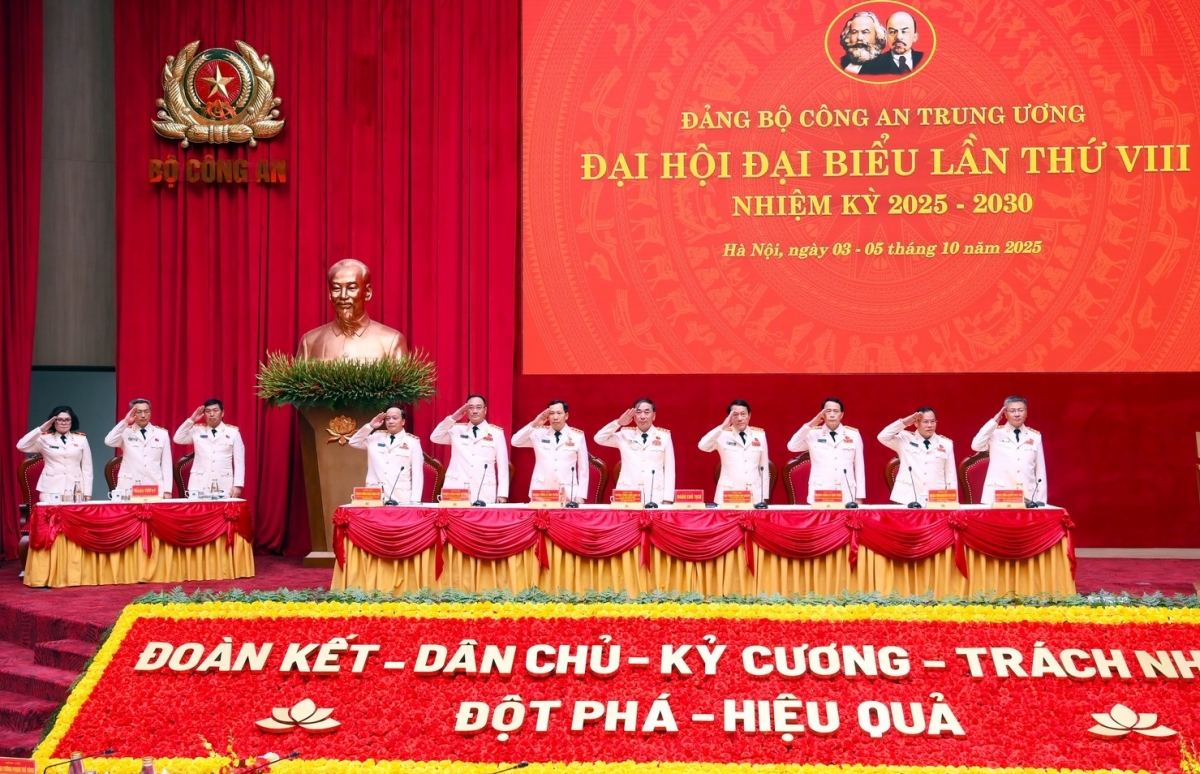 Đoàn Chủ tịch, Đoàn Thư ký ra mắt tại Đại hội. (Ảnh: Nguyễn Khải)