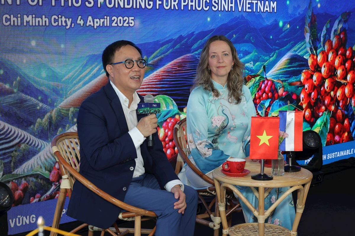 Ông Phan Minh Thông - Chủ tịch Phúc Sinh Group và đối tác - bà Ammarens Giám đốc Kinh doanh Nông nghiệp Châu Á, Ngân hàng Phát triển doanh nghiệp Hà Lan (Ảnh: DN cung cấp)