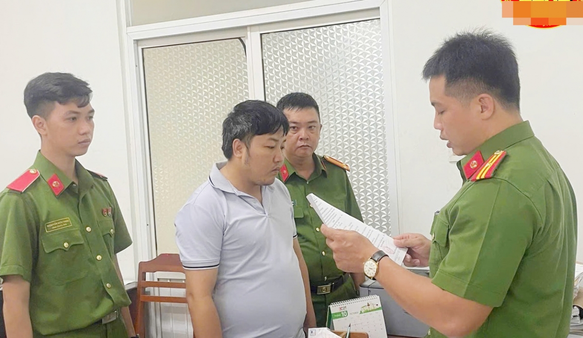 Đối tượng Châu Văn Hậu tại cơ quan công an. (Ảnh: Công an cung cấp)