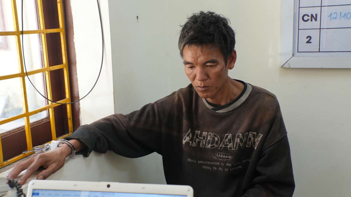 Đội tượng Phùng Vần Cản tại cơ quan Công an