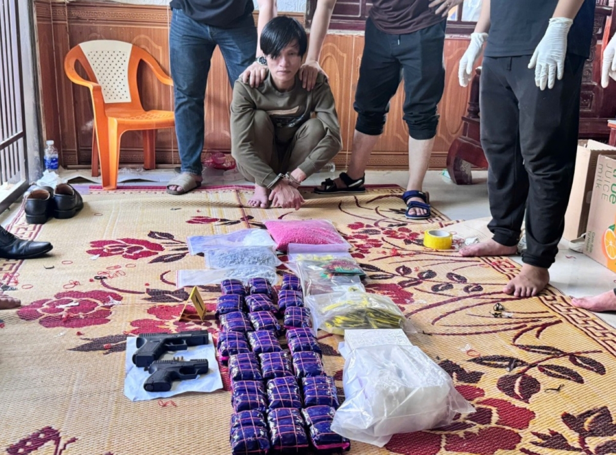 Đối tượng Trần Văn Huy cùng số ma túy thu giữ được. (Ảnh: Công an Quảng Trị)