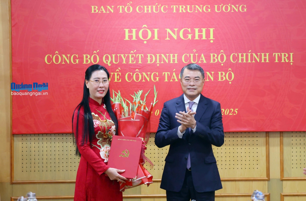 Trưởng Ban Tổ chức Trung ương Lê Minh Hưng trao quyết định, tặng hoa chúc mừng bà Bùi Thị Quỳnh Vân