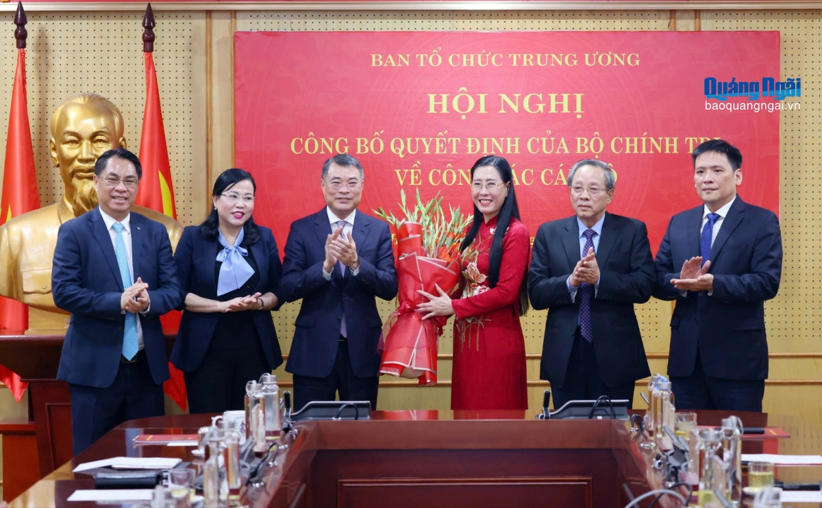 Lãnh đạo Ban Tổ chức Trung ương tặng hoa chúc mừng bà Bùi Thị Quỳnh Vân.