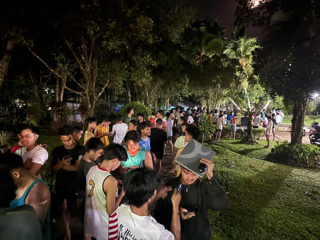 Sinh viên Đại học Visayas sống trong ký túc xá khẩn trương sơ tán ra khu vực trống sau trận động đất 6,9 độ richter tối 30/9. Ảnh: Rappler