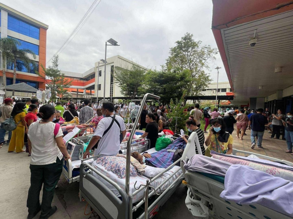 Những bệnh nhân tại một bệnh viện được sơ tán sau trận động tại Davao. Ảnh: Philstar