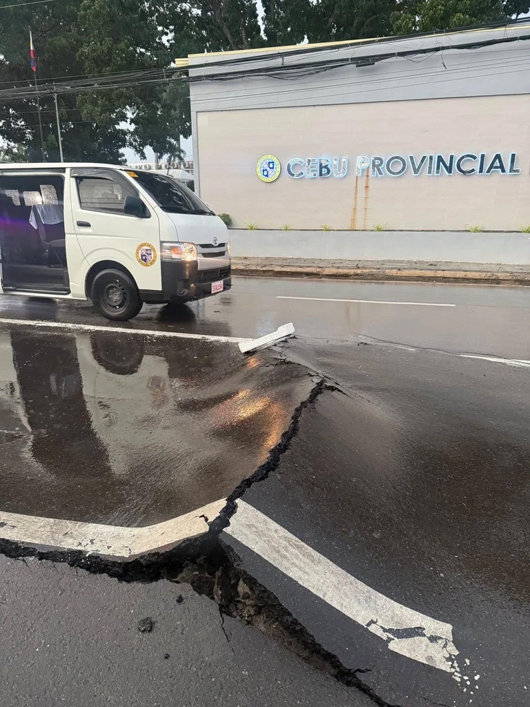 Tỉnh trưởng Cebu Pamela Baricuatro cho biết các đội y tế khẩn cấp đang được triển khai để điều trị cho người bị mắc kẹt và bị thương. Ảnh: Cebu