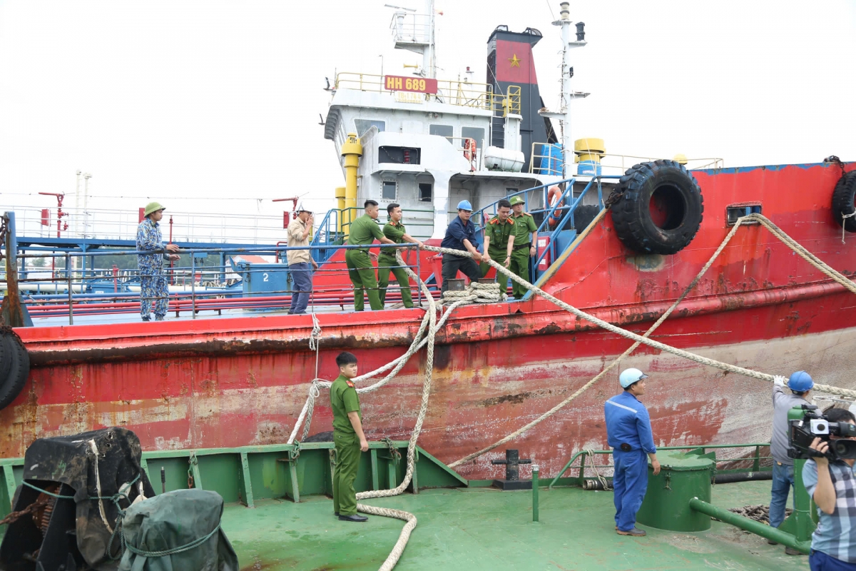 Cán bộ, chiến sĩ Công an tỉnh hỗ trợ ngư dân xã Thái Thụy chằng, neo tàu thuyền tại khu neo đậu an toàn tránh bão.