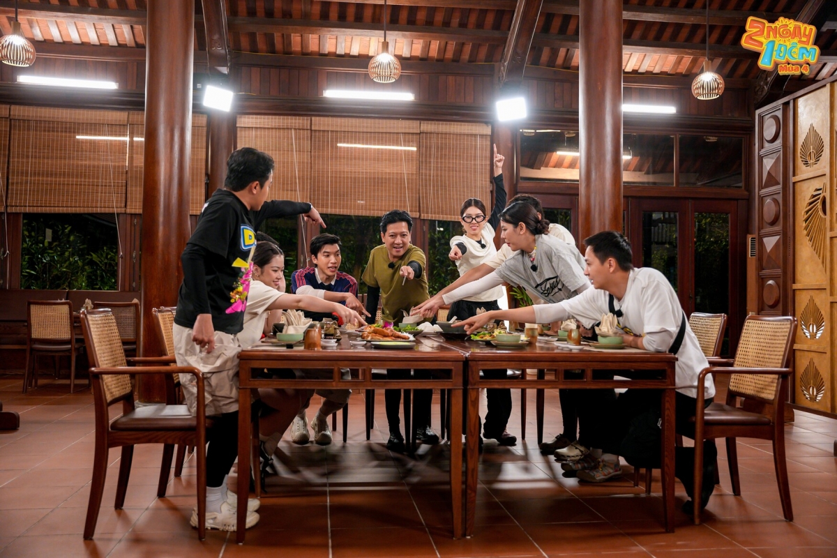 Đến với buổi ăn tối, cả 3 đội cùng nhau chơi một trò chơi liên quan đến “tâm linh tương thông” giữa các thành viên trong cùng một đội