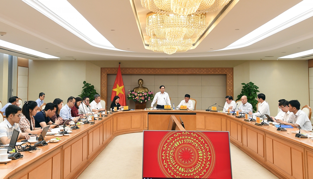 Phó Thủ tướng quán triệt yêu cầu các mặt hàng đưa vào triển lãm phải là những mặt hàng tiêu biểu, được kiểm soát chặt chẽ về chất lượng - Ảnh: VGP/Hải Minh