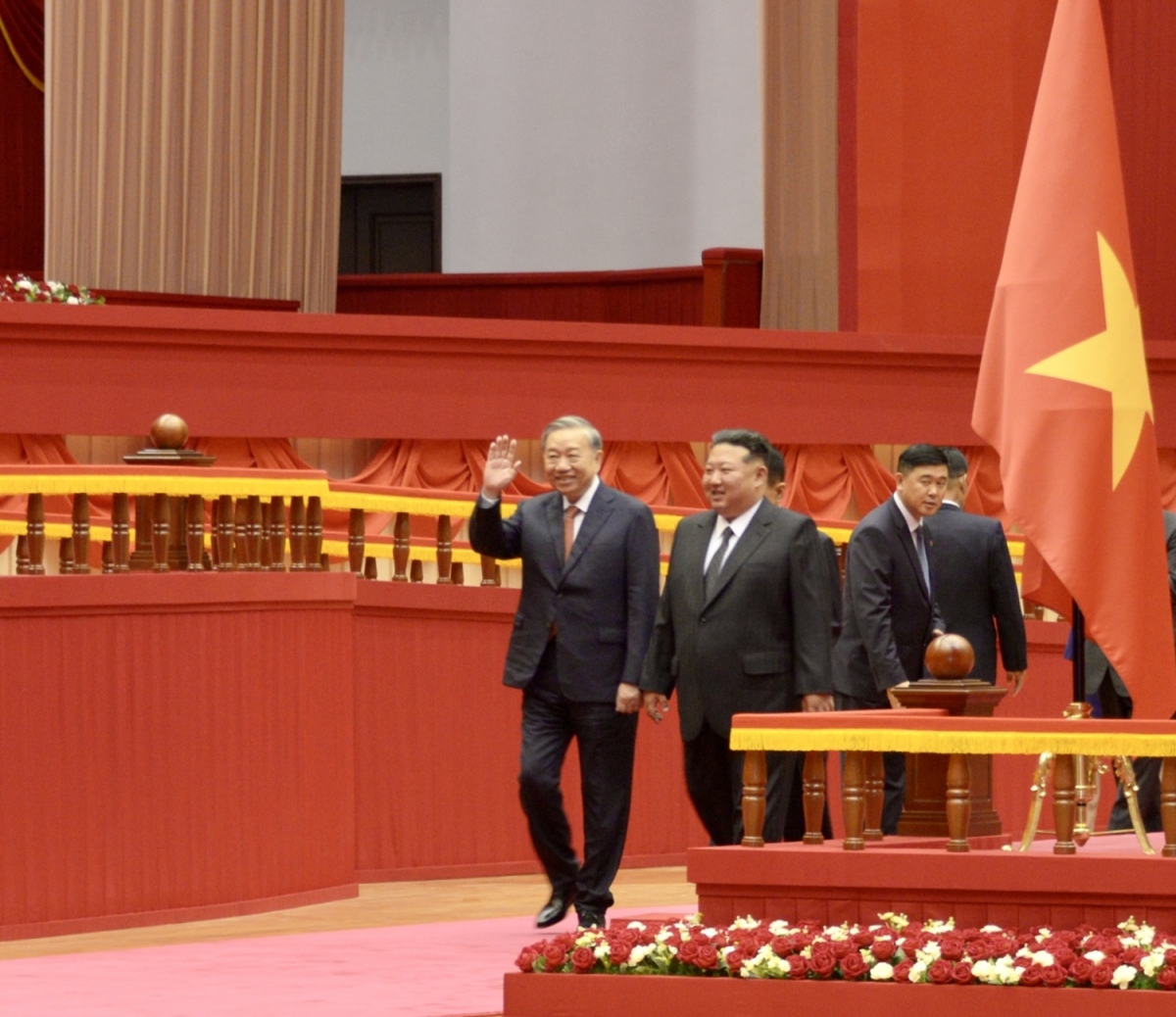 Tổng Bí thư Đảng Lao động Triều Tiên, Chủ tịch Quốc vụ nước CHDCND Triều Tiên Kim Jong Un chủ trì lễ đón trọng thể Tổng Bí thư Tô Lâm.