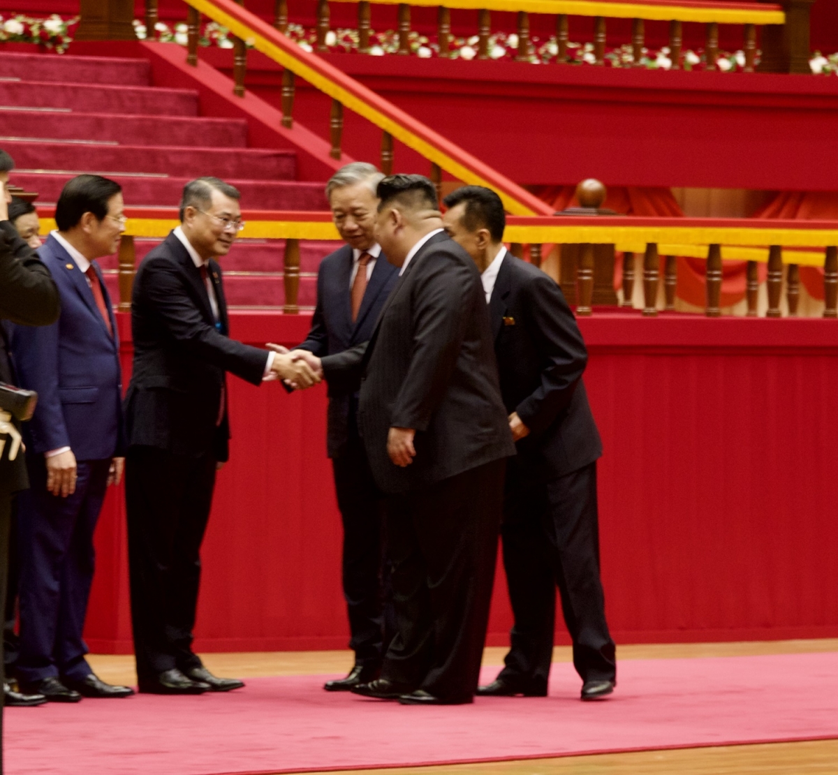 Tổng Bí thư Đảng Lao động Triều Tiên, Chủ tịch Quốc vụ nước CHDCND Triều Tiên Kim Jong Un bắt tay các thành viên Đoàn đại biểu cấp cao nước ta sang thăm cấp Nhà nước tới Triều Tiên.