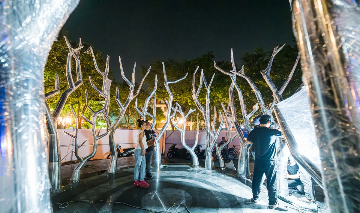 Tác phẩm được chế tác thủ công trong hàng ngàn giờ lao động.