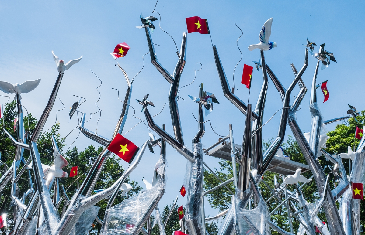 Tác phẩm là sự kết hợp giữa điêu khắc kim loại, thủ công truyền thống, ánh sáng và âm thanh