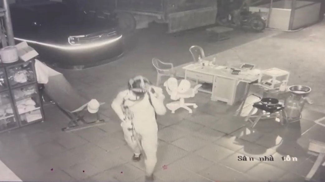 Hình ảnh đối tượng đột nhập vào nhà các nạn nhân 