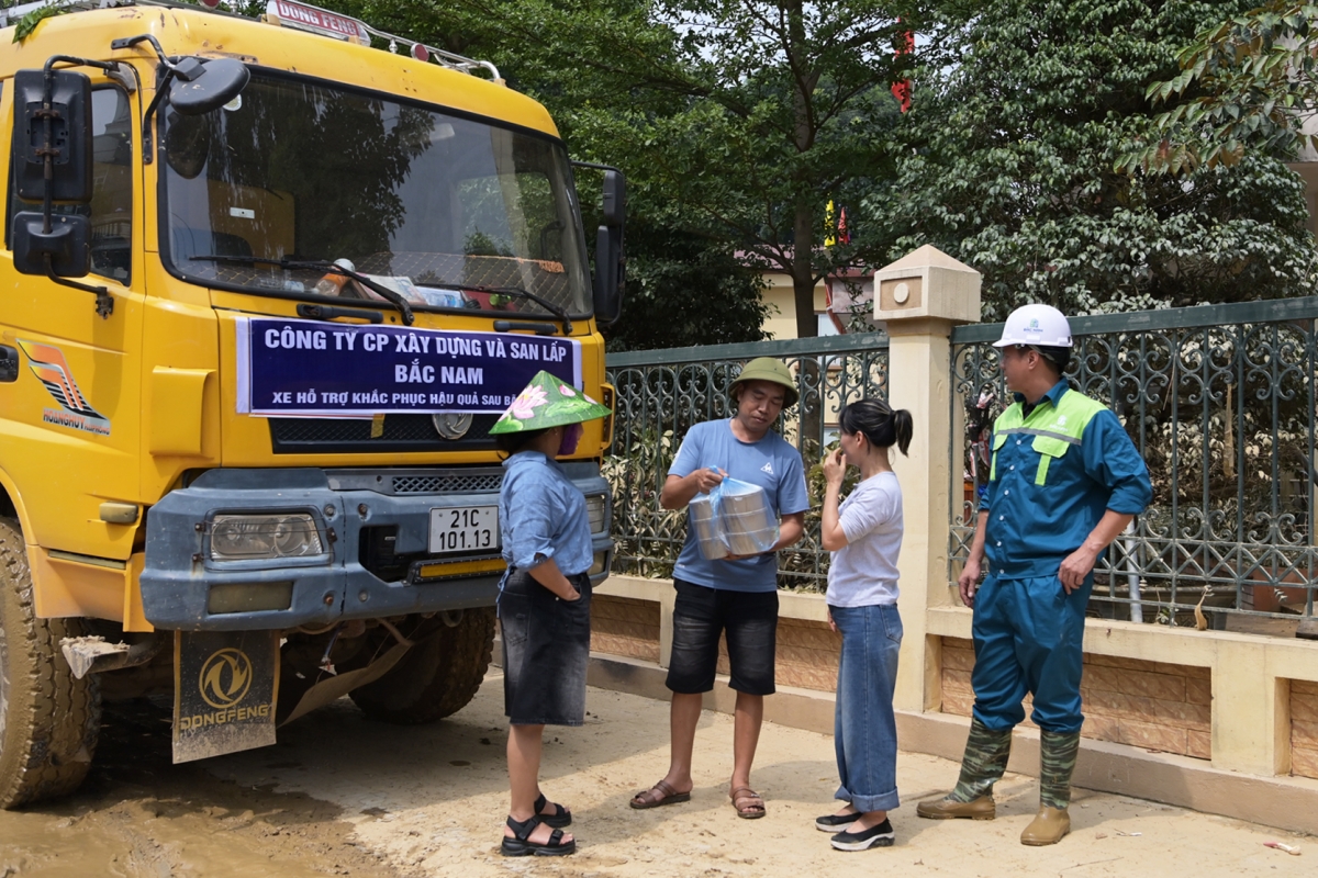 Xúc động nhận những suất cơm còn nóng hổi từ các thành viên bếp từ thiện, những công nhân tham gia dọn dẹp bùn đất trên đường Phùng Chí Kiên, phường Phan Đình Phùng, tỉnh Thái Nguyên chia sẻ: "Chúng tôi rất cảm động trước sự chung tay giúp đỡ của cộng đồng trong giai đoạn khó khăn này. Do trong phố đang bị ngập sâu, không thể nấu ăn đảm bảo, nên các suất ăn từ thiện thực sự là cứu cánh, thiết thực cho chúng tôi hoàn thành công việc".