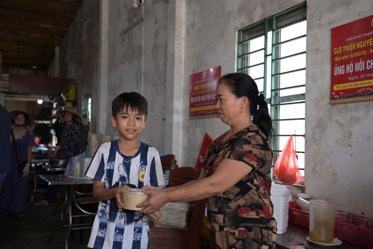 Đặc biệt, không chỉ nấu những suất cơm từ thiện gửi người dân vùng lũ, khu bếp của chị Nga cũng tặng cơm cho những bệnh nhân điều trị tại Trung tâm Y tế khu vực Đại Từ, giúp những bệnh nhân giảm bớt chi phí khi điều trị bệnh.