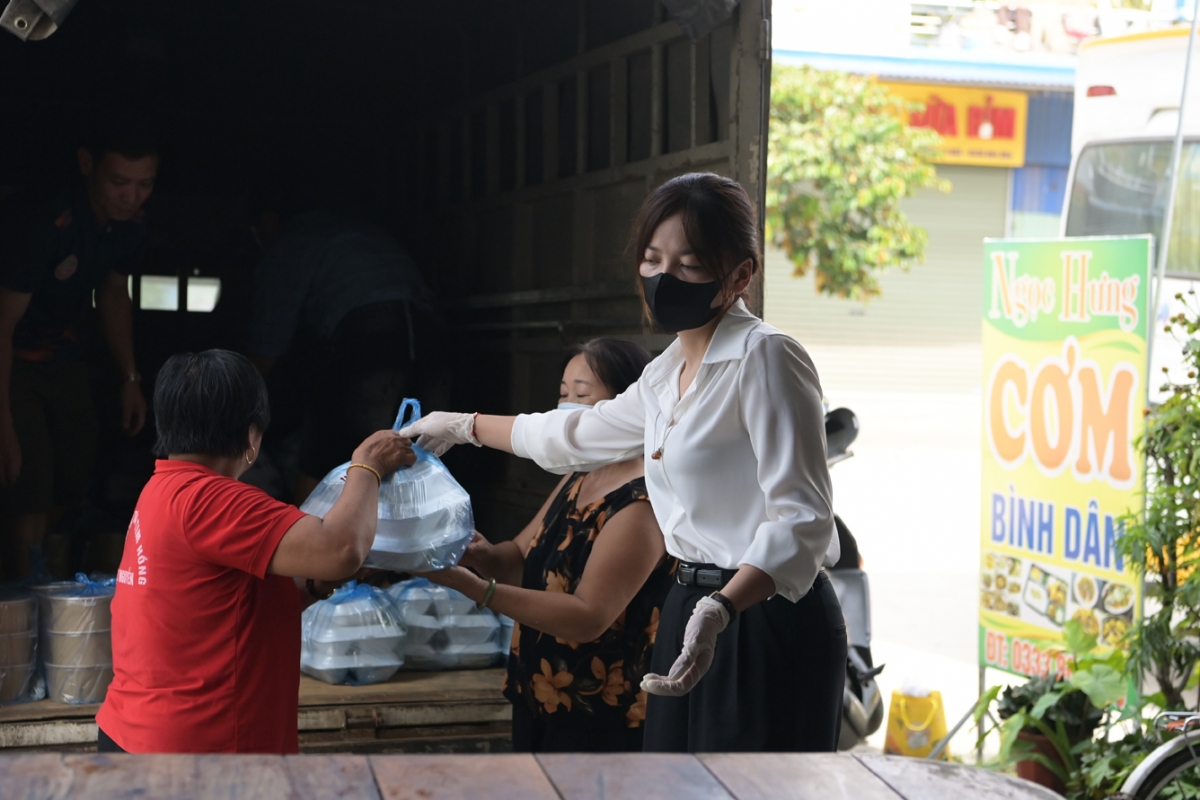 Hình ảnh người dân chung tay nấu cơm mong bà con ấm bụng trong thời điểm khó khăn nhận được nhiều lượt thả tim trên mạng xã hội, bởi mỗi phần cơm là sự sẻ chia, là nguồn động viên gửi đến người dân vùng lũ.