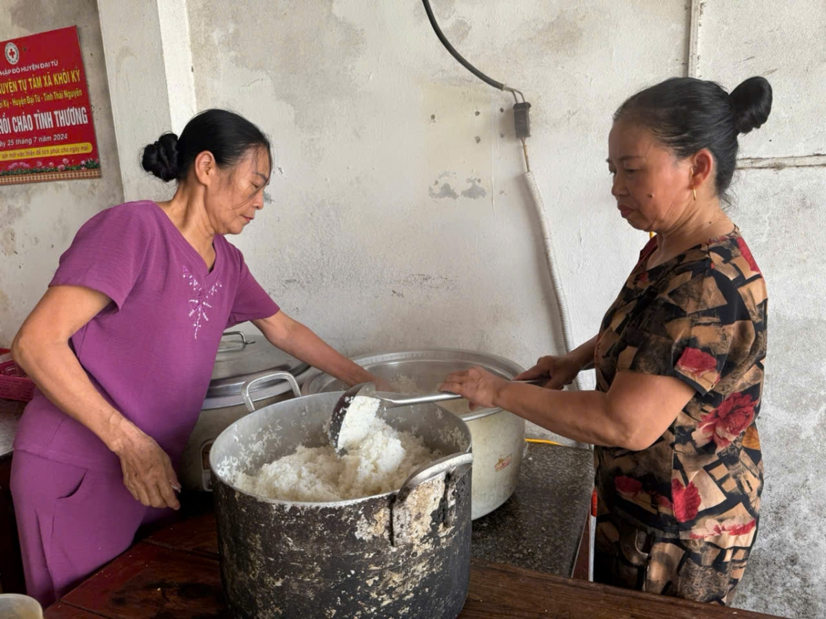 “Người góp vài yến gạo; người góp vài trăm quả trứng; người ủng hộ vài chục thùng nước lọc...Nhà có xe tải thì giúp vận chuyển, nhà kinh doanh tiệc cưới thì cho mượn nồi niêu, xoong chảo để nấu nướng. Người không có điều kiện góp sức thì ủng hộ tiền... Ai cũng rất nhiệt tình để hỗ trợ bà con đang chống chọi với mưa lũ”, cô Mỹ cho biết.