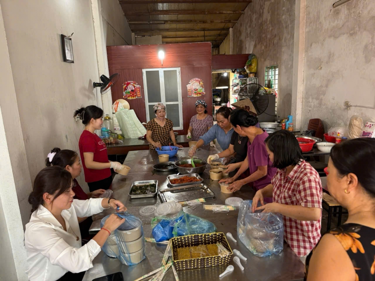 Bếp cơm của chị Nga không kêu gọi quyên góp mà tâm nguyện làm hết sức trong khả năng của bản thân. Chị cùng một số chị em khác tự bỏ tiền, bỏ công đi chợ mua nguyên liệu để chuẩn bị các phần cơm, rồi anh chị em lại cùng các lái xe chở những suất cơm nóng hổi trao tận tay cho bà con đang bị cô lập bởi nước lũ.