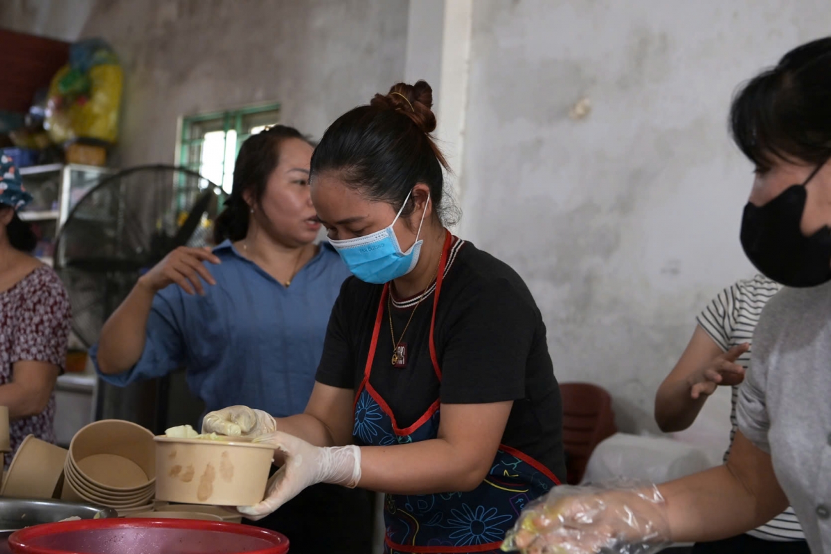 Những ngày đầu Thái Nguyên mới bị ngập, trong nhóm nấu cơm từ thiện của chị nấu đến hơn 10 nghìn suất cơm miễn phí. Đến hôm nay, tại cơ sở này của chị vẫn nấu hơn 1.000 suất cơm mỗi ngày.