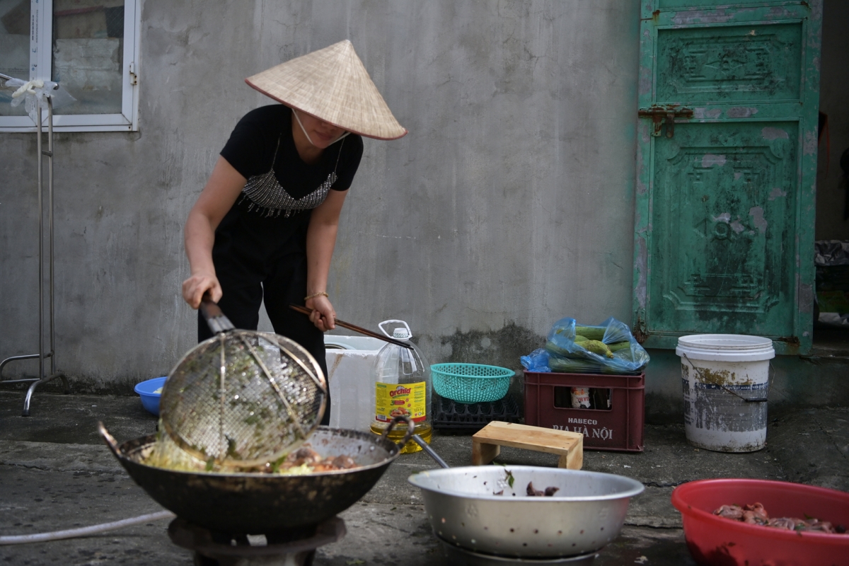 Lý do phải nấu cơm cách xa thành phố gần 30km là vì nơi đây không bị ngập, có điện nước để nấu nướng đồ ăn...