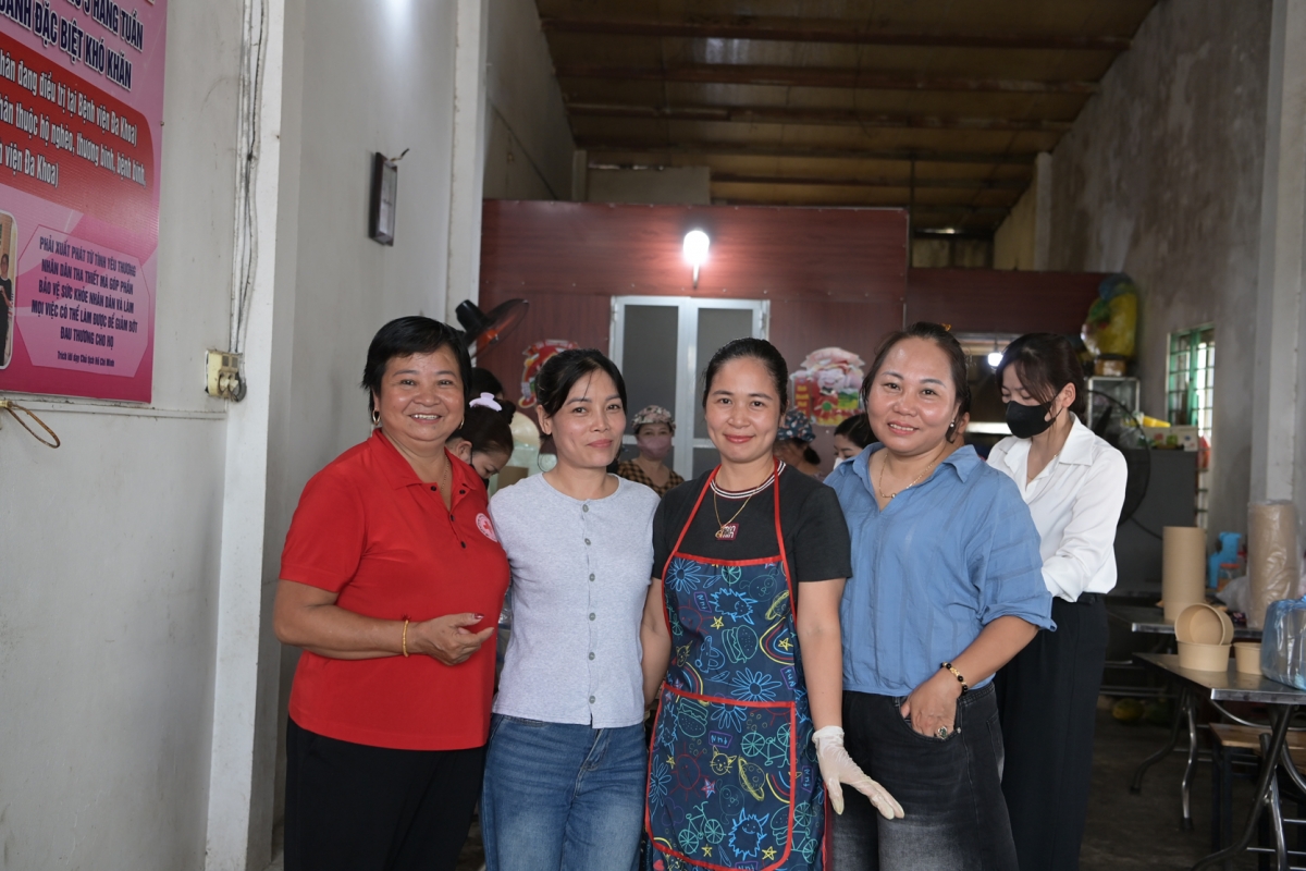 Nhóm chị Trần Thị Nga nấu ăn, gửi những suất cơm đến bà con vùng ngập ở Thái Nguyên